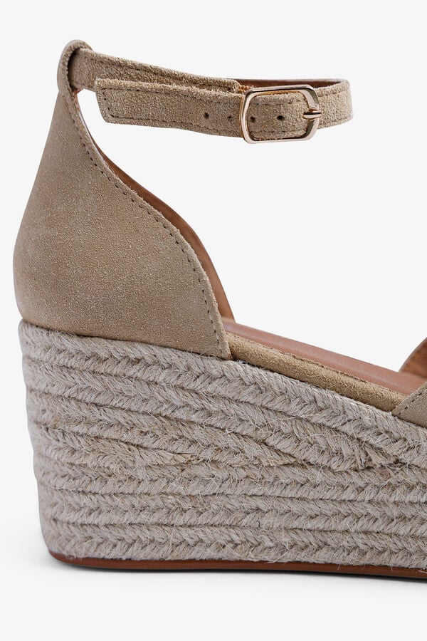 Popa Sand&aacute;lia cunha baixa Cantalar em camur&ccedil;a bege