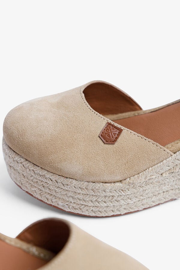 Popa Sand&aacute;lia cunha baixa Cantalar em camur&ccedil;a bege