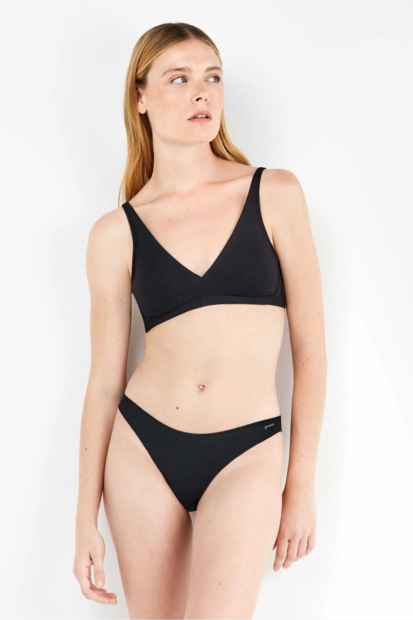 Gisela Braga b&aacute;sica con gal&oacute;n de encaje y camales&nbsp;