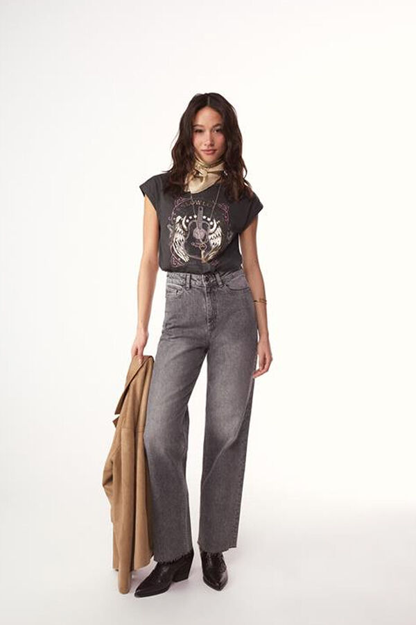 Conjunto de jeans, blazer, bandana, bota e camiseta