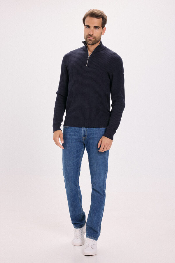 Conjunto de camisola e jeans