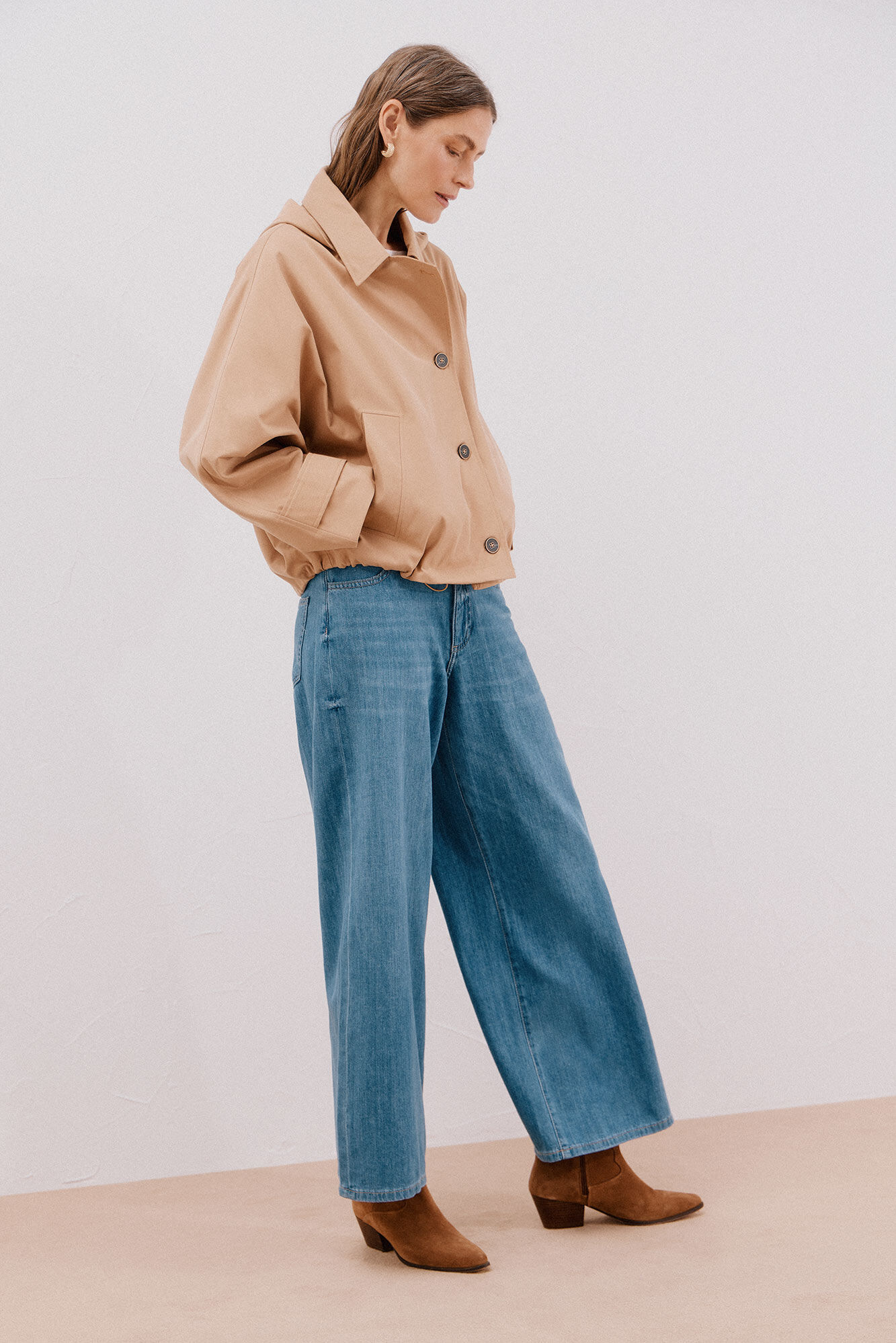 Conjunto de jeans y gabardina