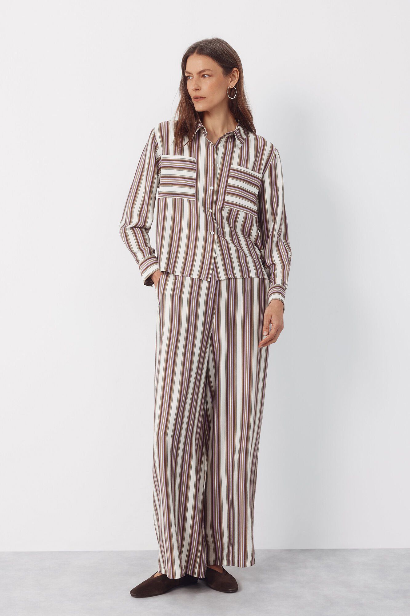 Conjunto de pantal&oacute;n y camisa