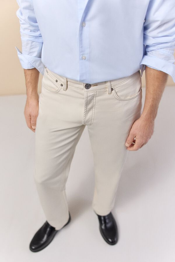 Conjunto de gorra, pantal&oacute;n y camisa