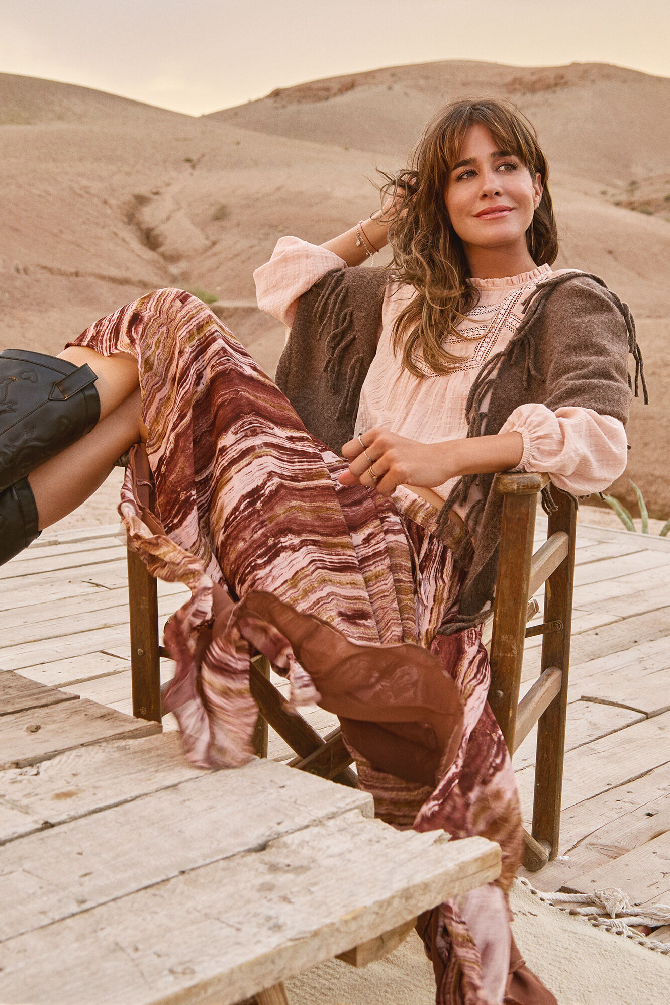 Conjunto de bandana, falda, blusa y bota
