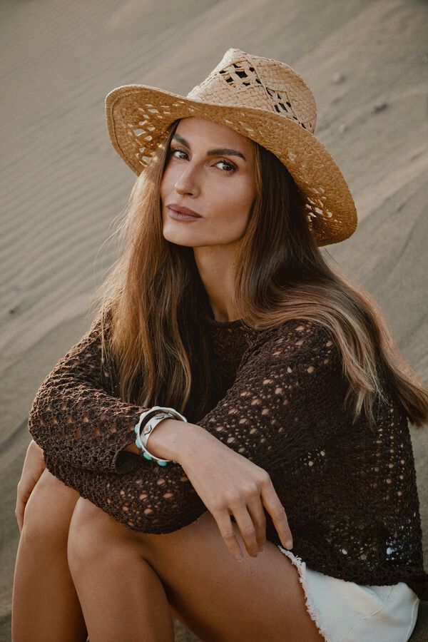 Conjunto de vestido, chap&eacute;u e bota