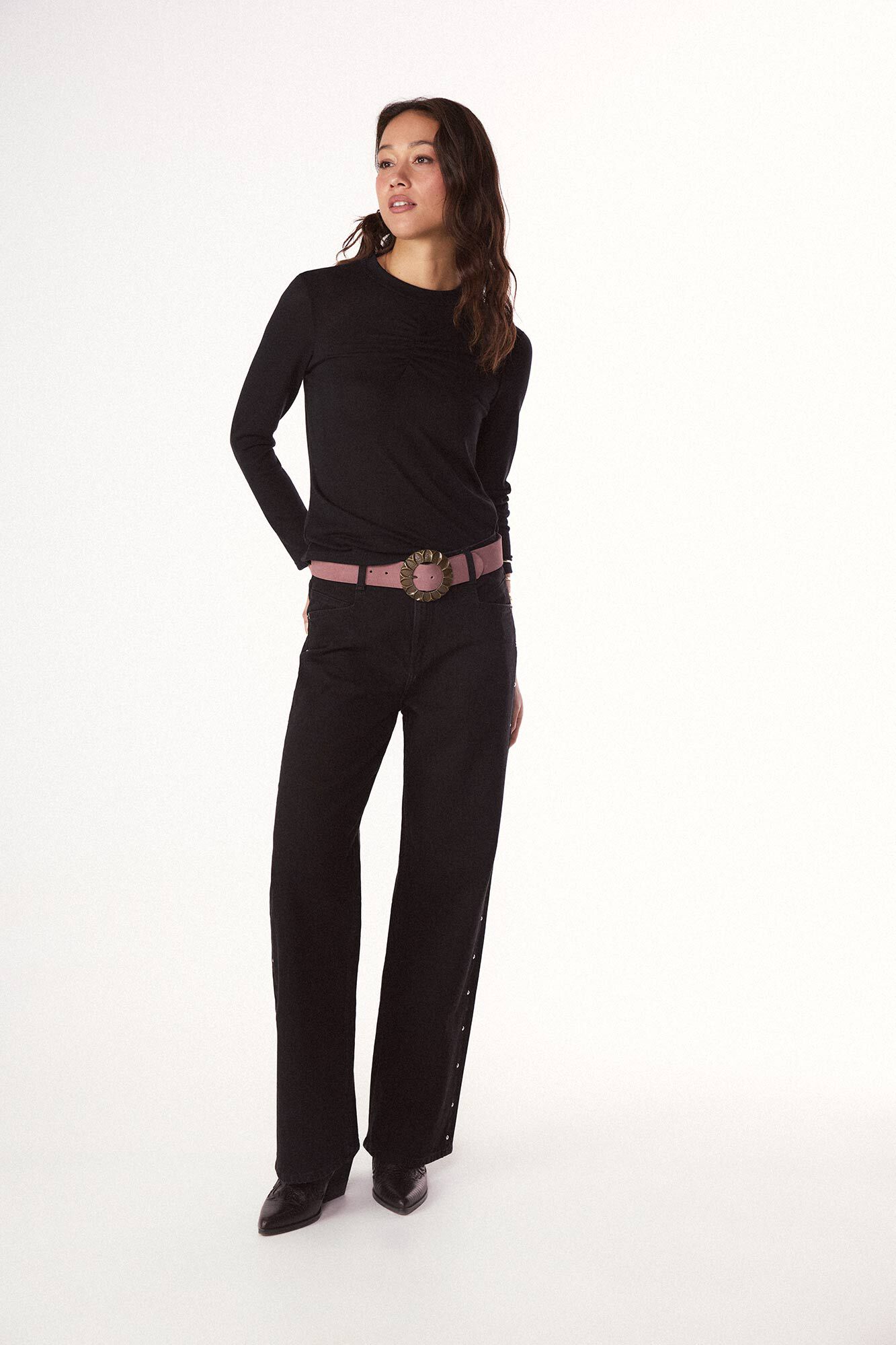 Conjunto de top, jeans e cinto