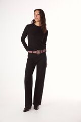 Conjunto de top, jeans e cinto