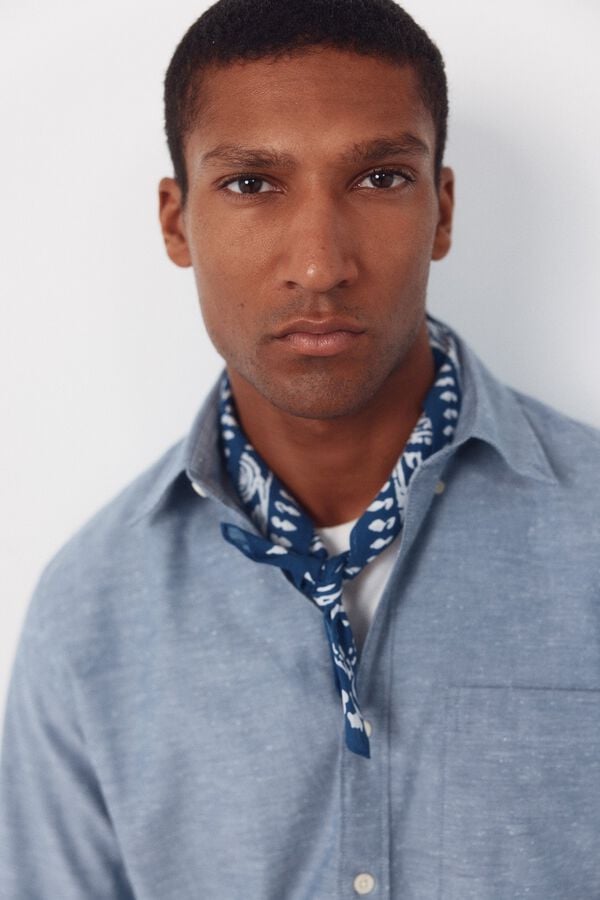 Conjunto de bandana, jeans y camisa