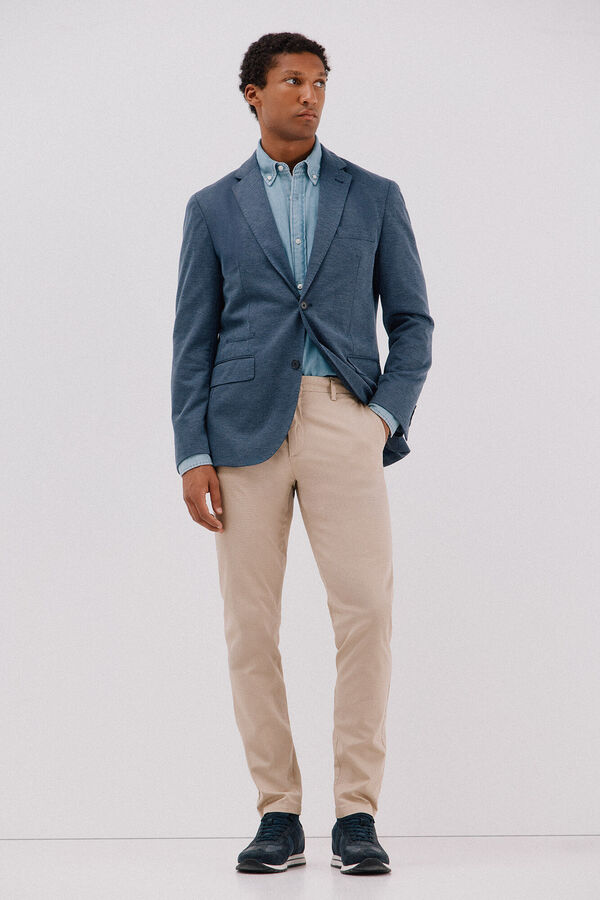 Conjunto de tênis, blazer e calça