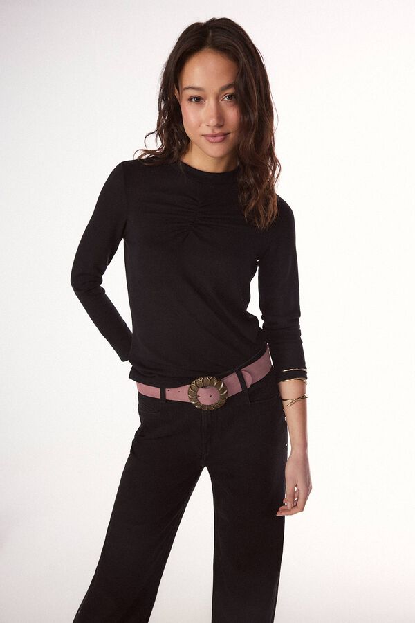 Conjunto de top, jeans e cinto