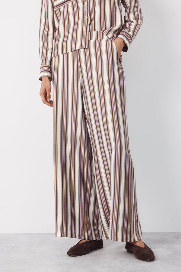 Conjunto de cal&ccedil;as e camisa