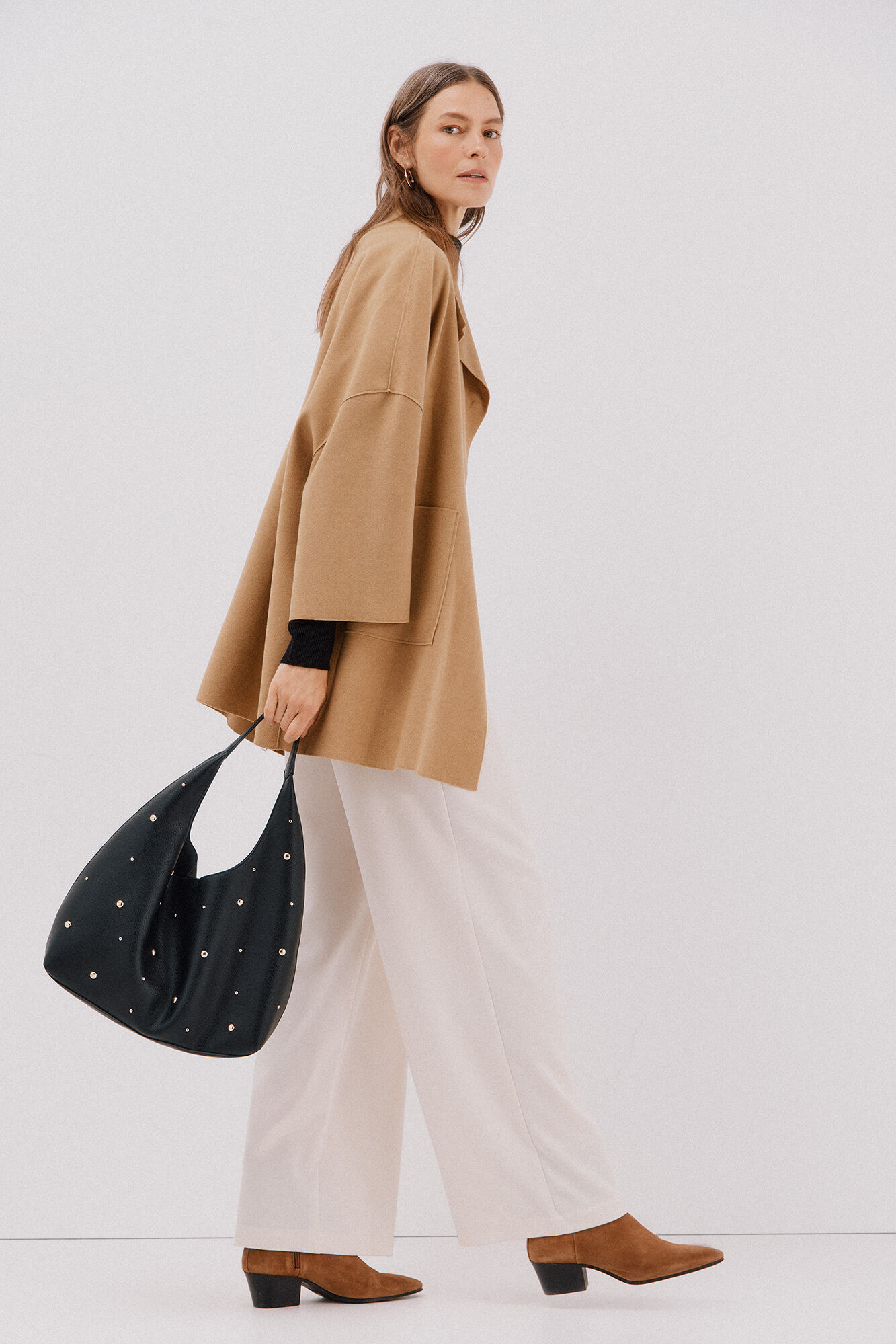 Conjunto de jeans, bot&iacute;n, hopo y abrigo