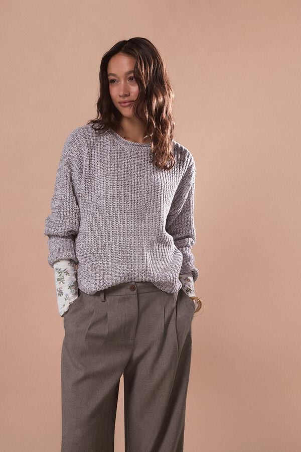 Conjunto de jersey, jeans, bandana e camiseta