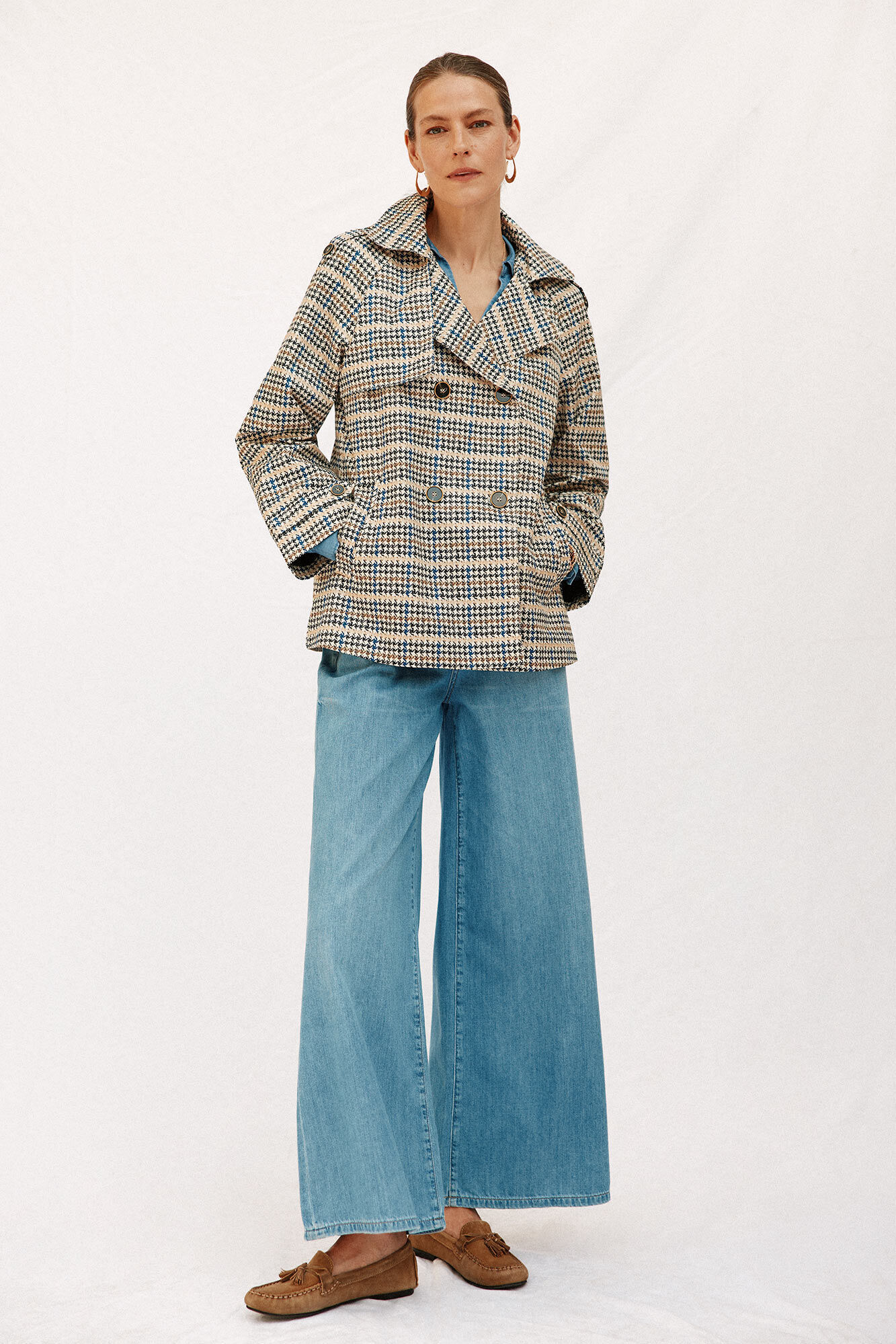 Conjunto de jeans y gabardina