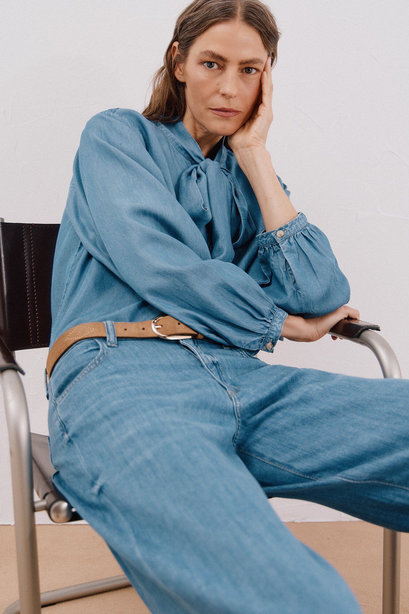 Conjunto de jeans y gabardina