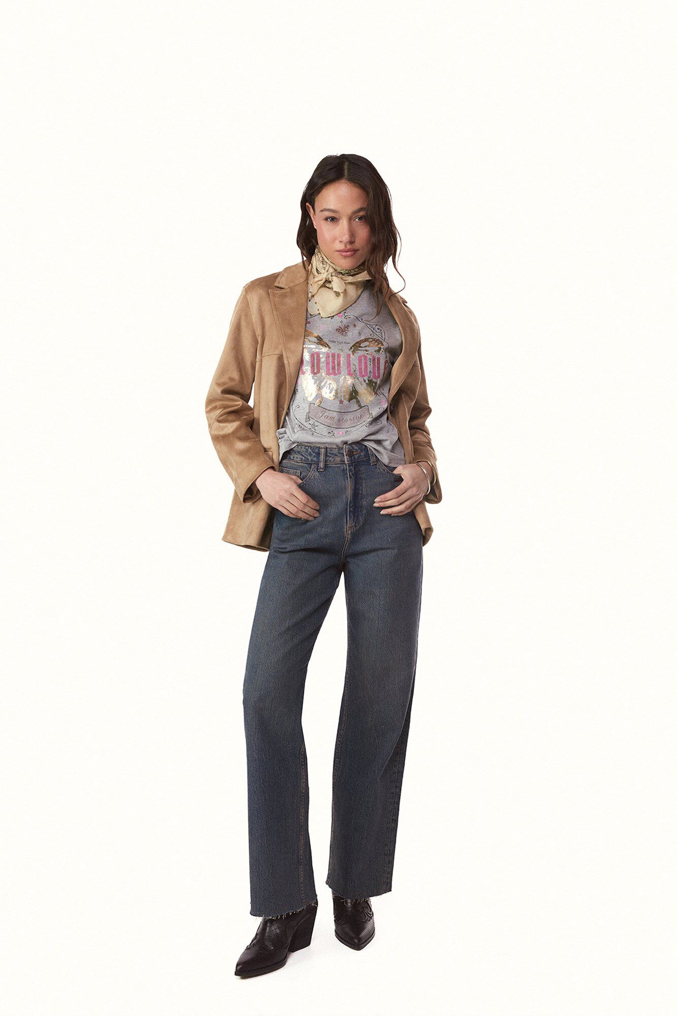 Conjunto de jeans, chaqueta, bandana y camiseta