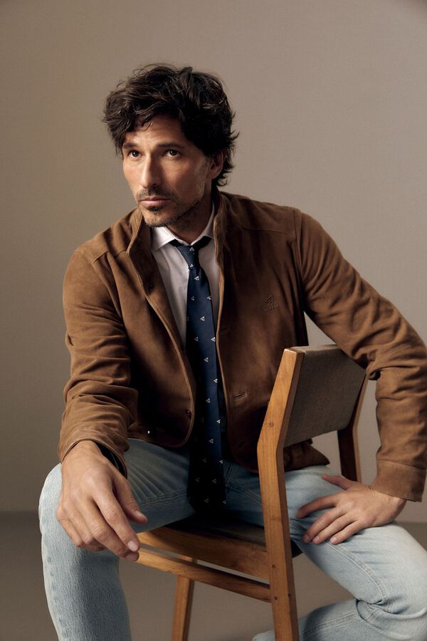 Conjunto de blus&atilde;o e jeans