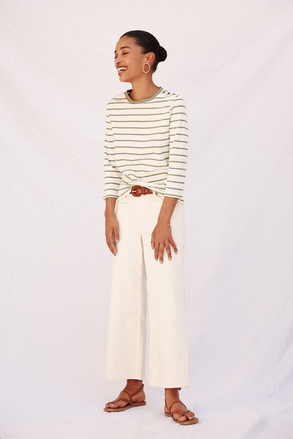 Conjunto de jeans, gabardina y camiseta