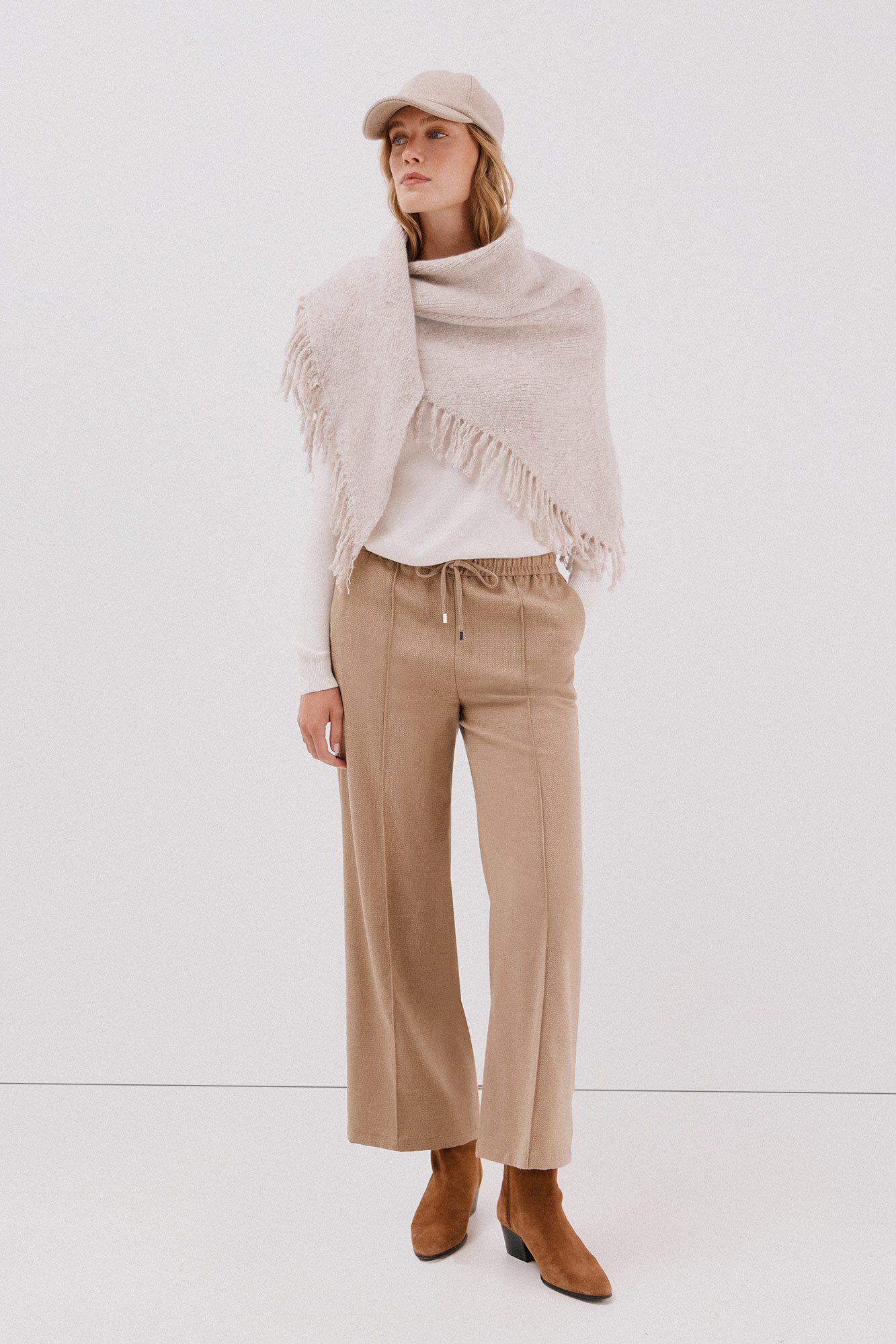 Conjunto de panral&oacute;n, poncho y jersey