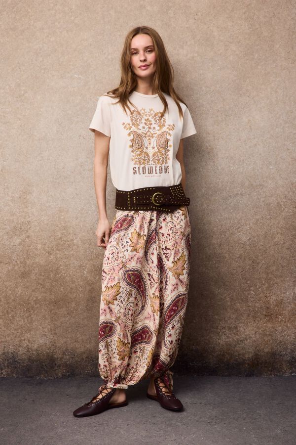 Conjunto de cal&ccedil;a, chap&eacute;u e t-shirt