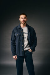 Conjunto de jeans, sobrecamisa e sweatshirt