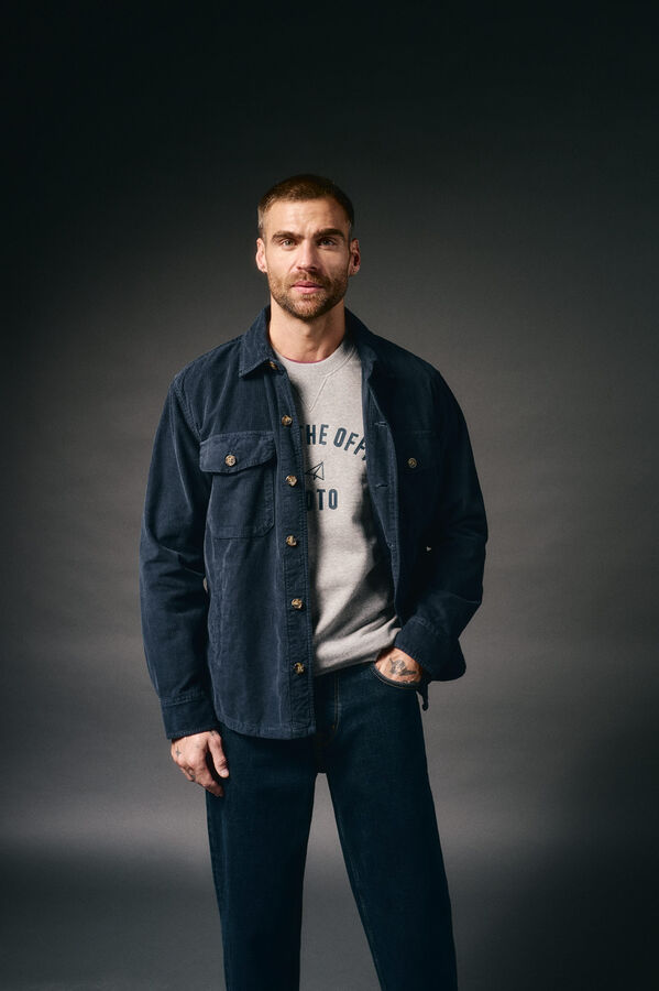 Conjunto de jeans, sobrecamisa e sweatshirt