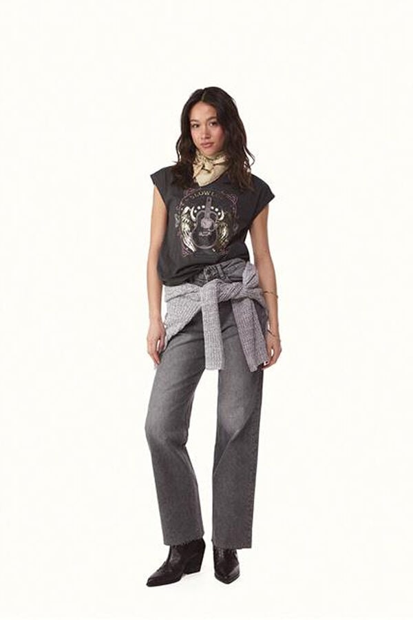 Conjunto de jersey, jeans, bandana e camiseta