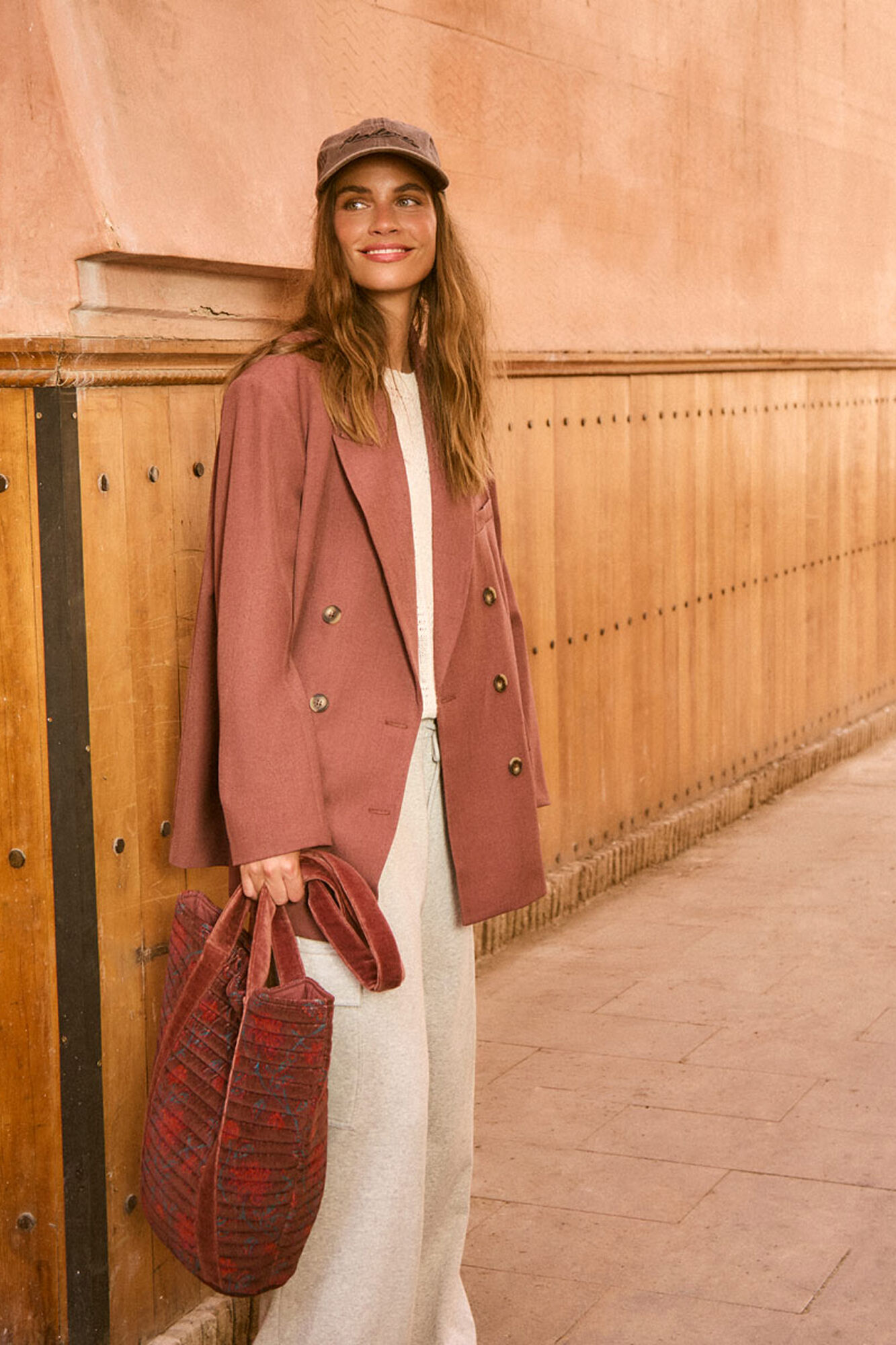 Conjunto de top, gorra, bolso, blazer y pantal&oacute;n