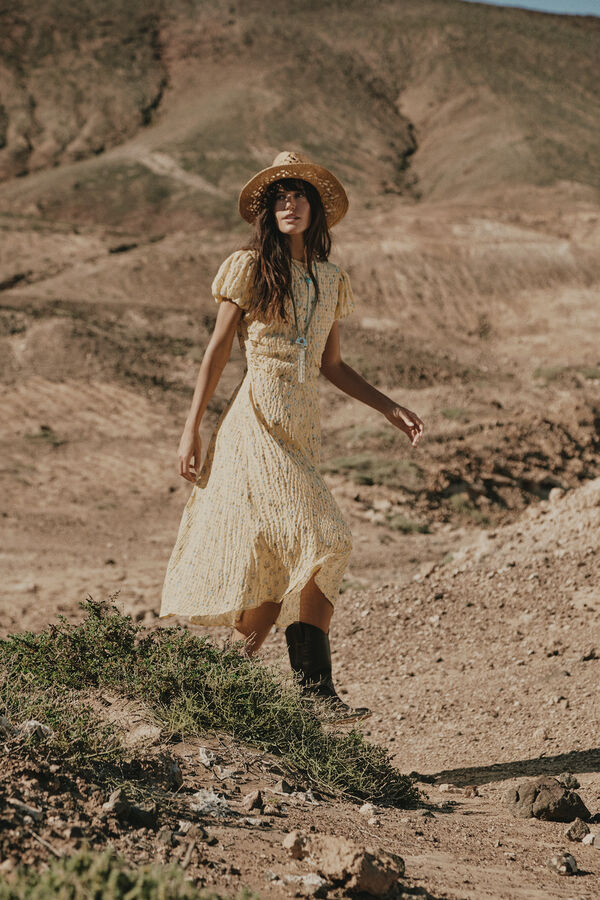 Conjunto de vestido, chap&eacute;u e bota