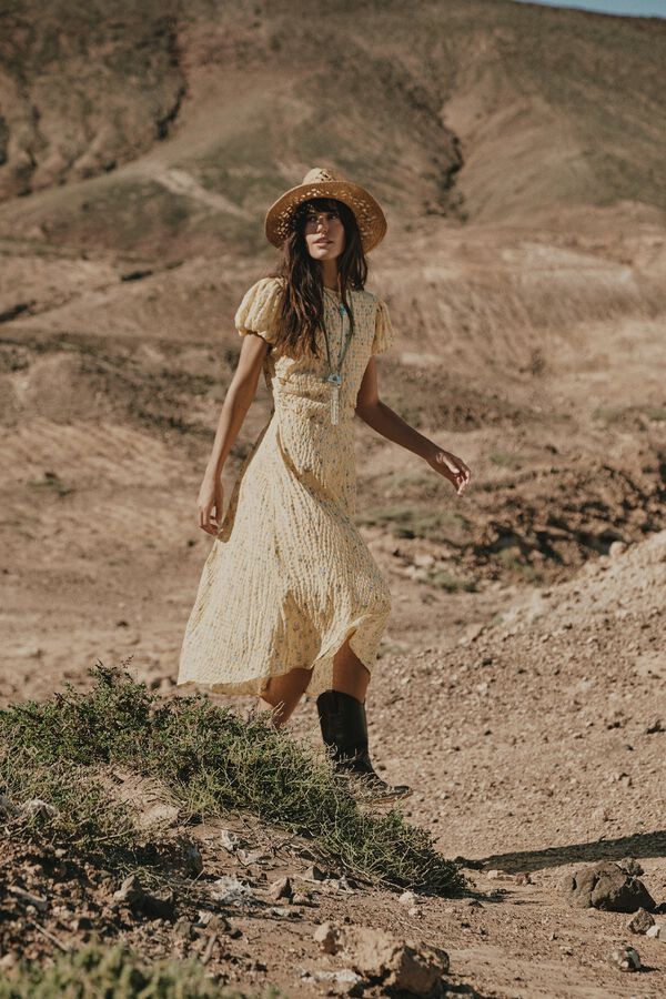 Conjunto de vestido, chap&eacute;u e bota
