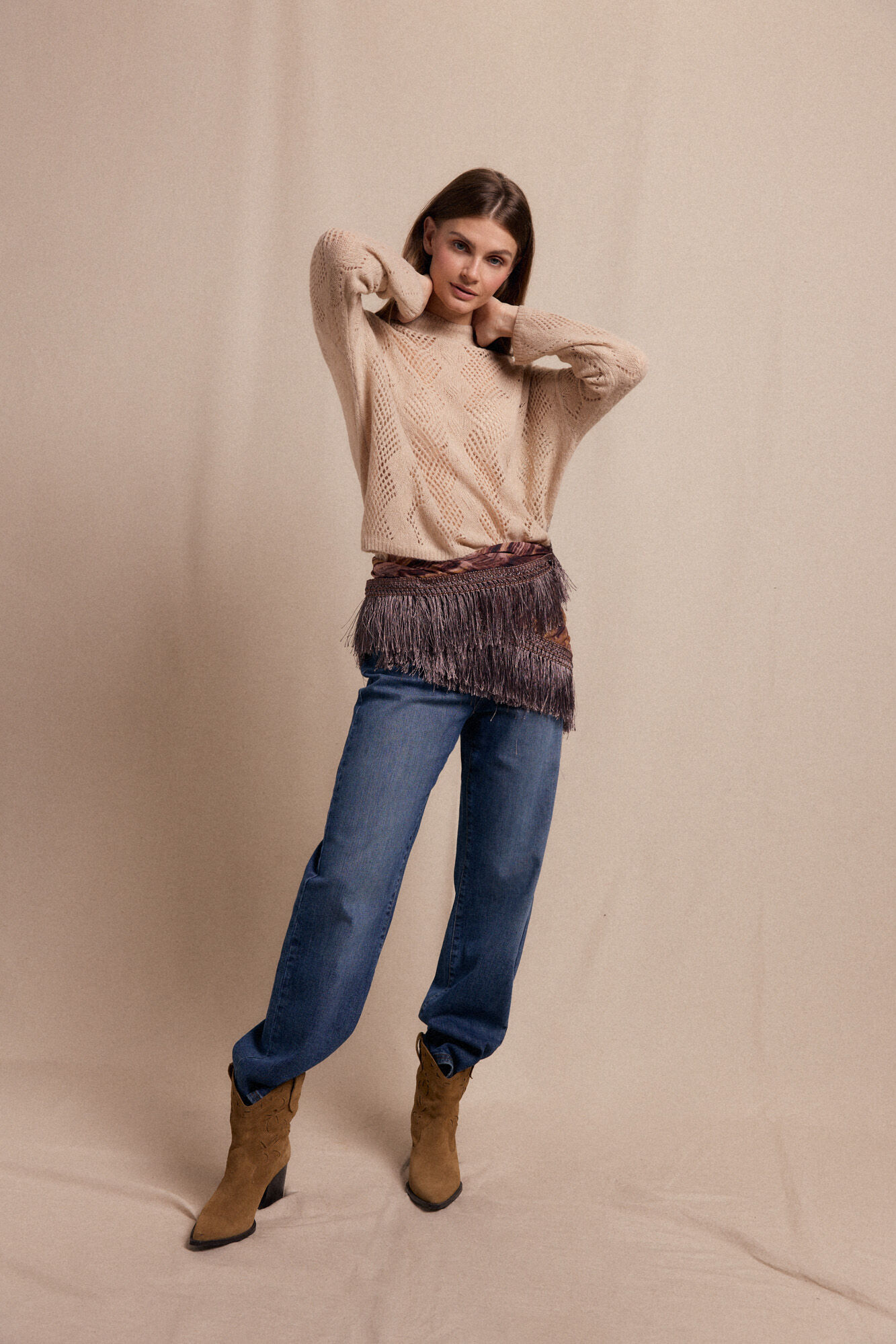 Conjunto de fular, jeans, bot&iacute;n y jersey