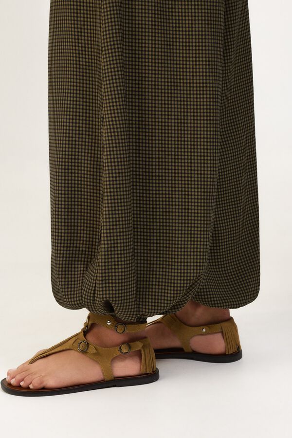 Conjunto de pantal&oacute;n, cinto, bandana, sandalia e top