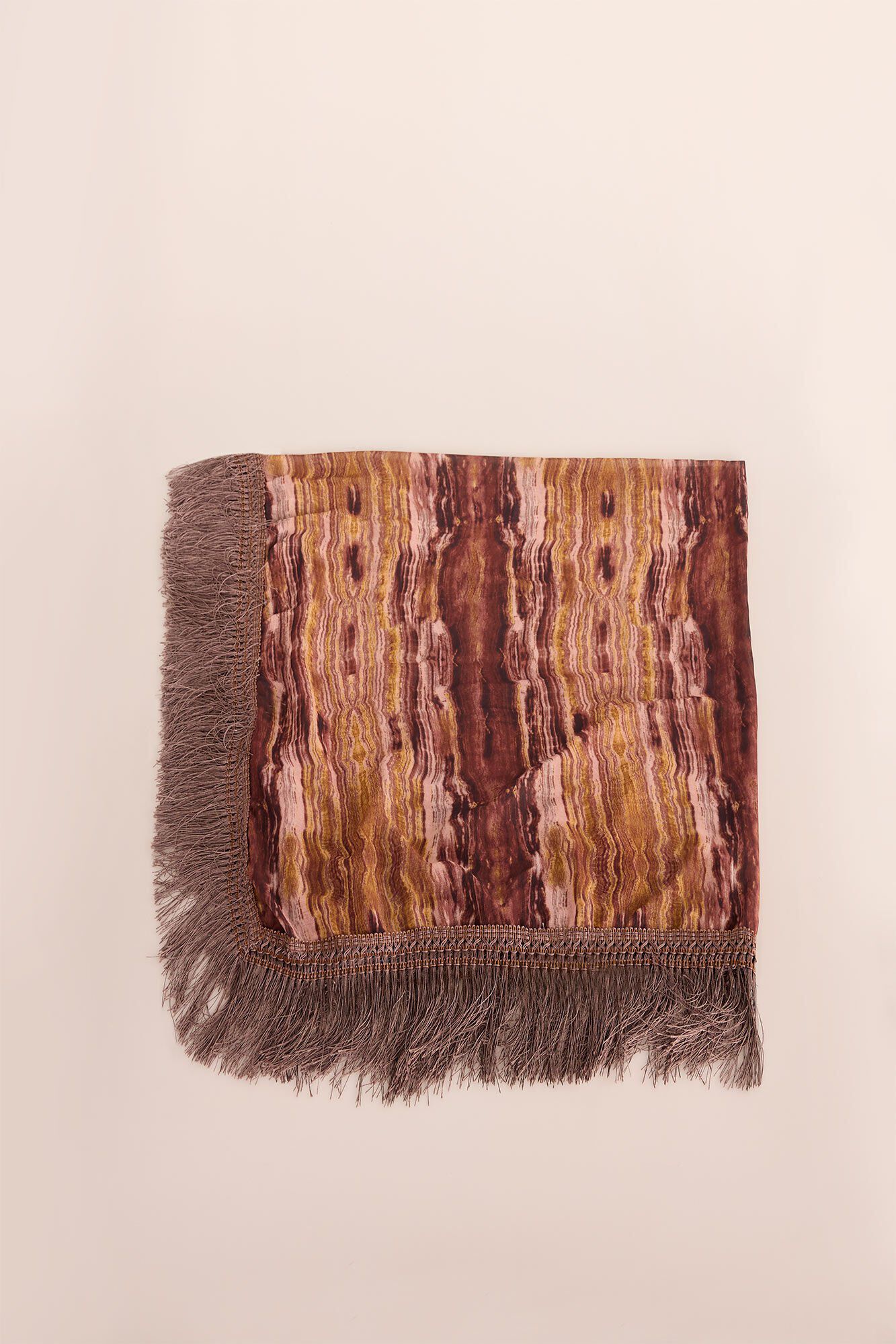 Conjunto de fular, jeans, bot&iacute;n y jersey