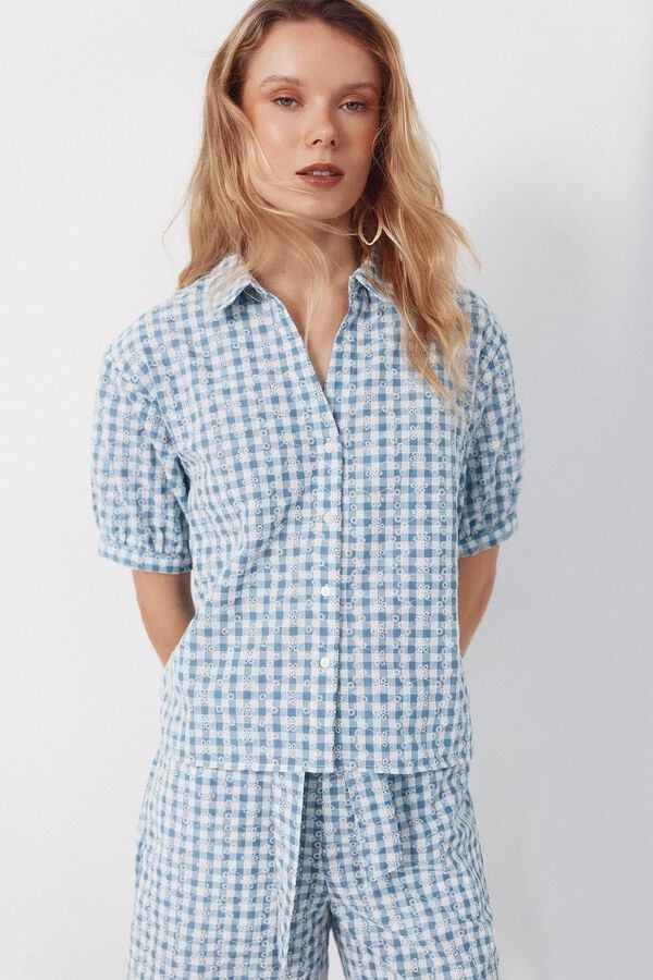 Conjunto de blusa e bermudas