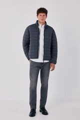 Conjunto de blus&atilde;o, cal&ccedil;as e camisa