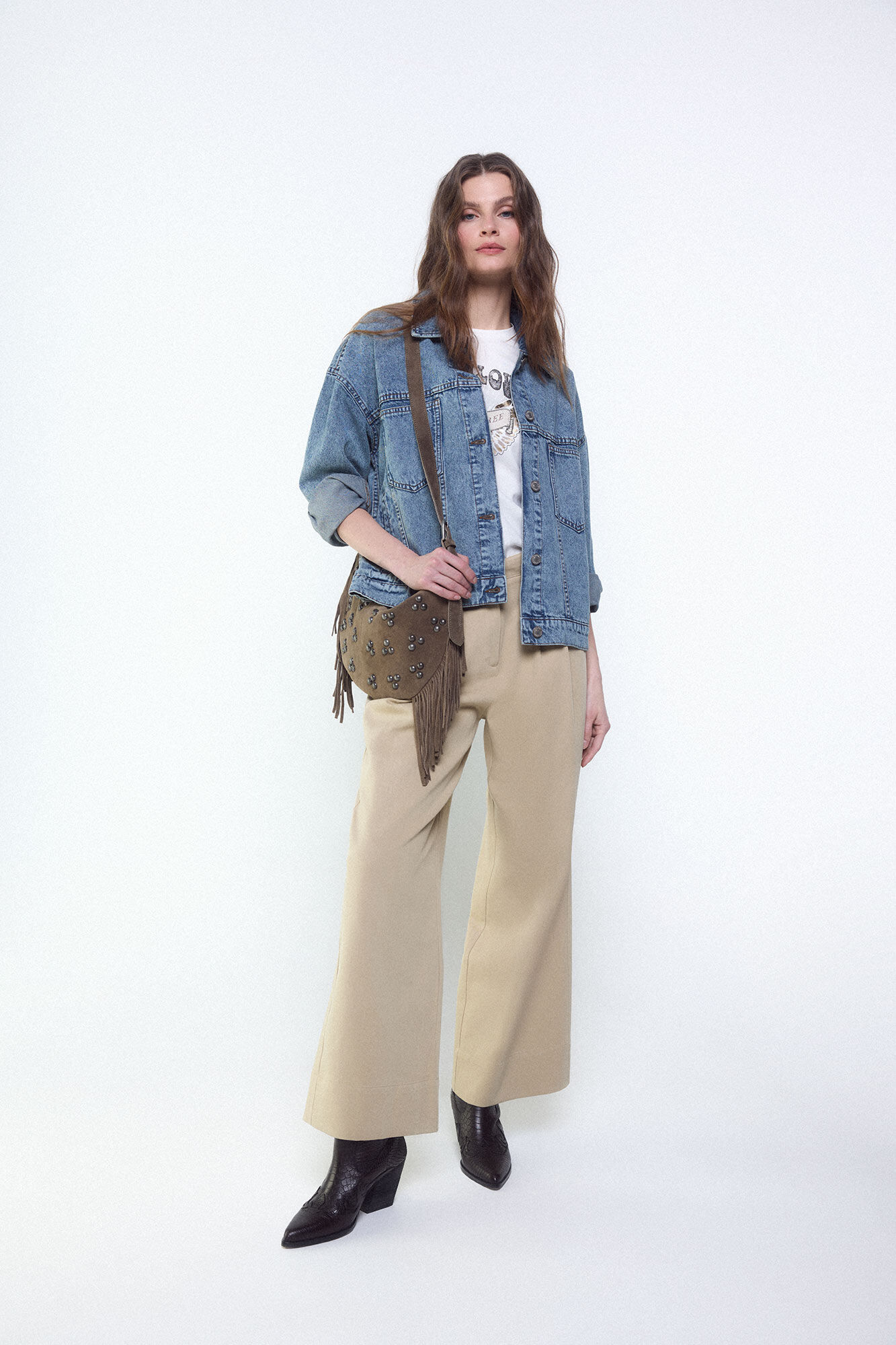 Conjunto de pantal&oacute;n, cazadora, cazadora, bota e camiseta