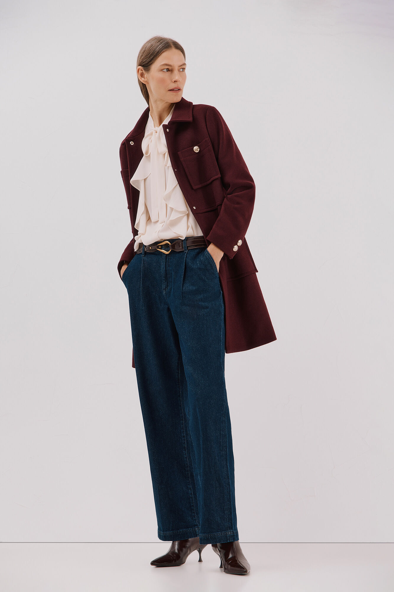 Conjunto de jeans, h&iacute;pica, abrigo y blusa