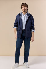 Conjunto de parka e jeans