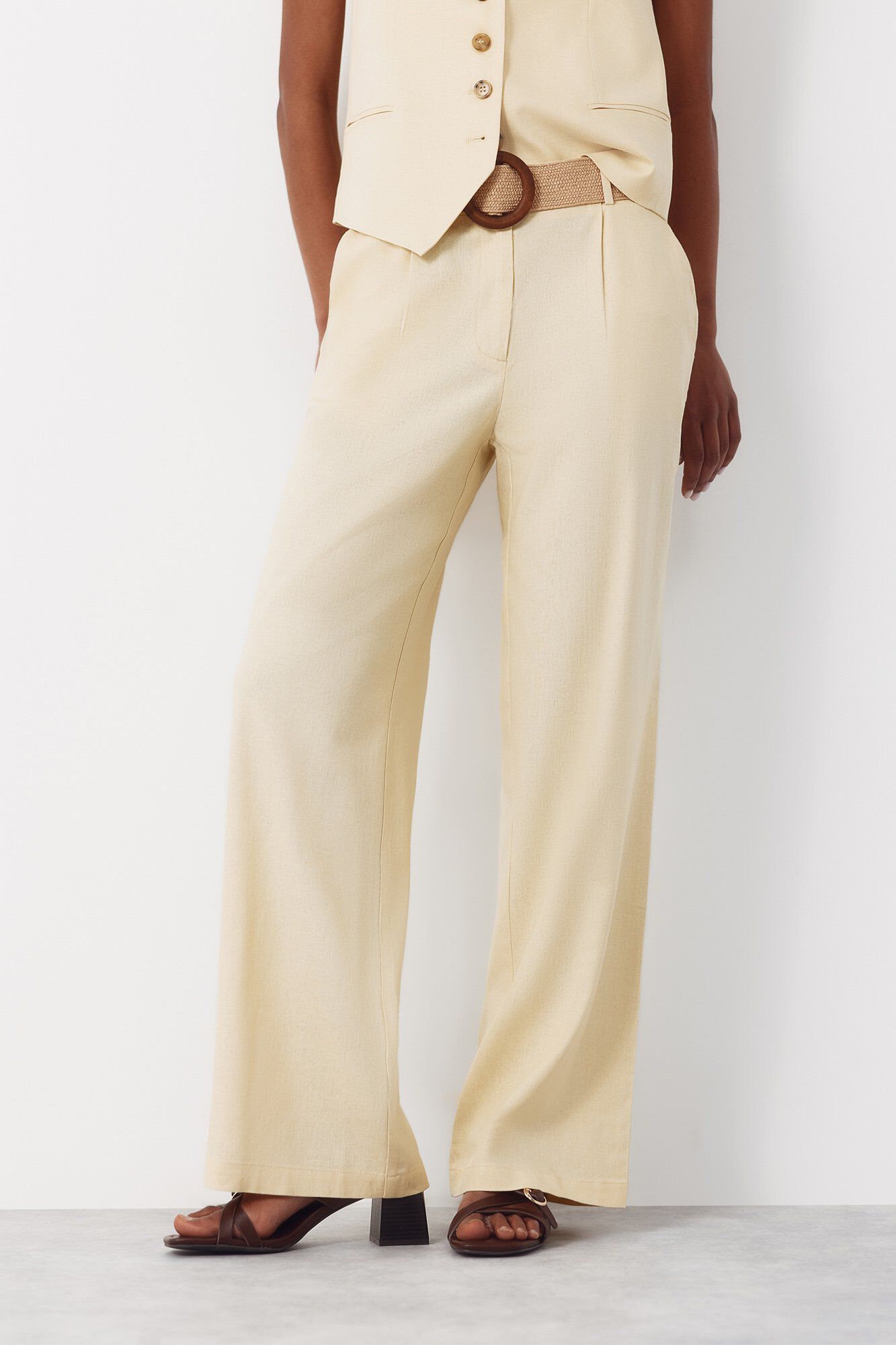 Conjunto de pantal&oacute;n, chaleco y blazer