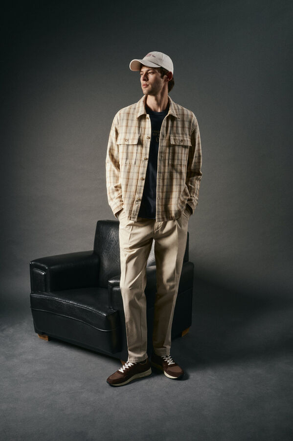 Conjunto de sobrecamisa e calças