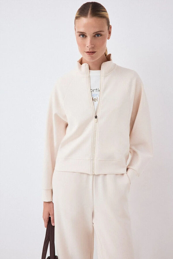 Conjunto de sudadera y pantal&oacute;n