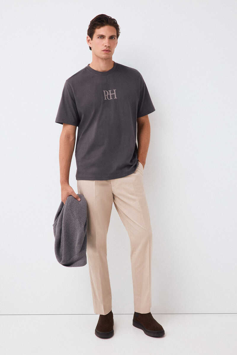 Conjunto de chino y camiseta