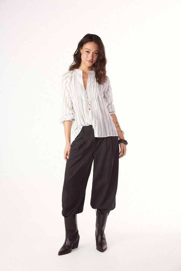 Conjunto de camisola, jeans, bota e blusa