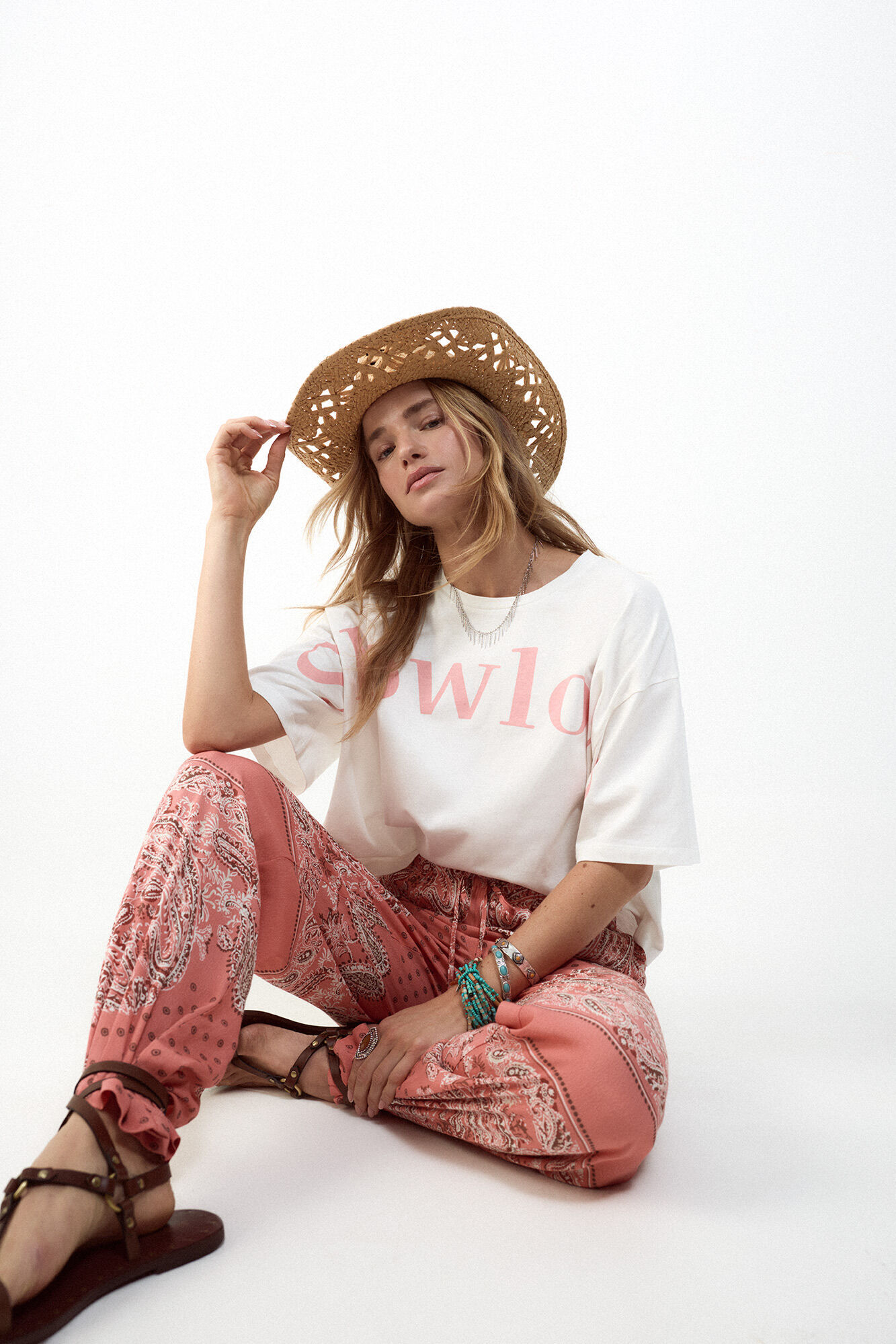 Conjunto de pantal&oacute;n, chap&eacute;u e camiseta