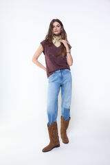 Conjunto de jeans, bandana e camiseta