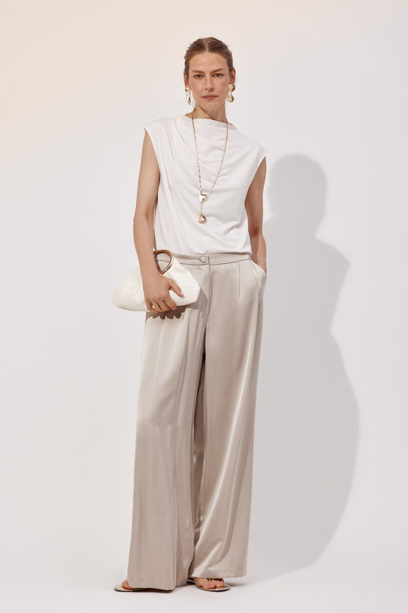 Conjunto de top, pantal&oacute;n y bolso