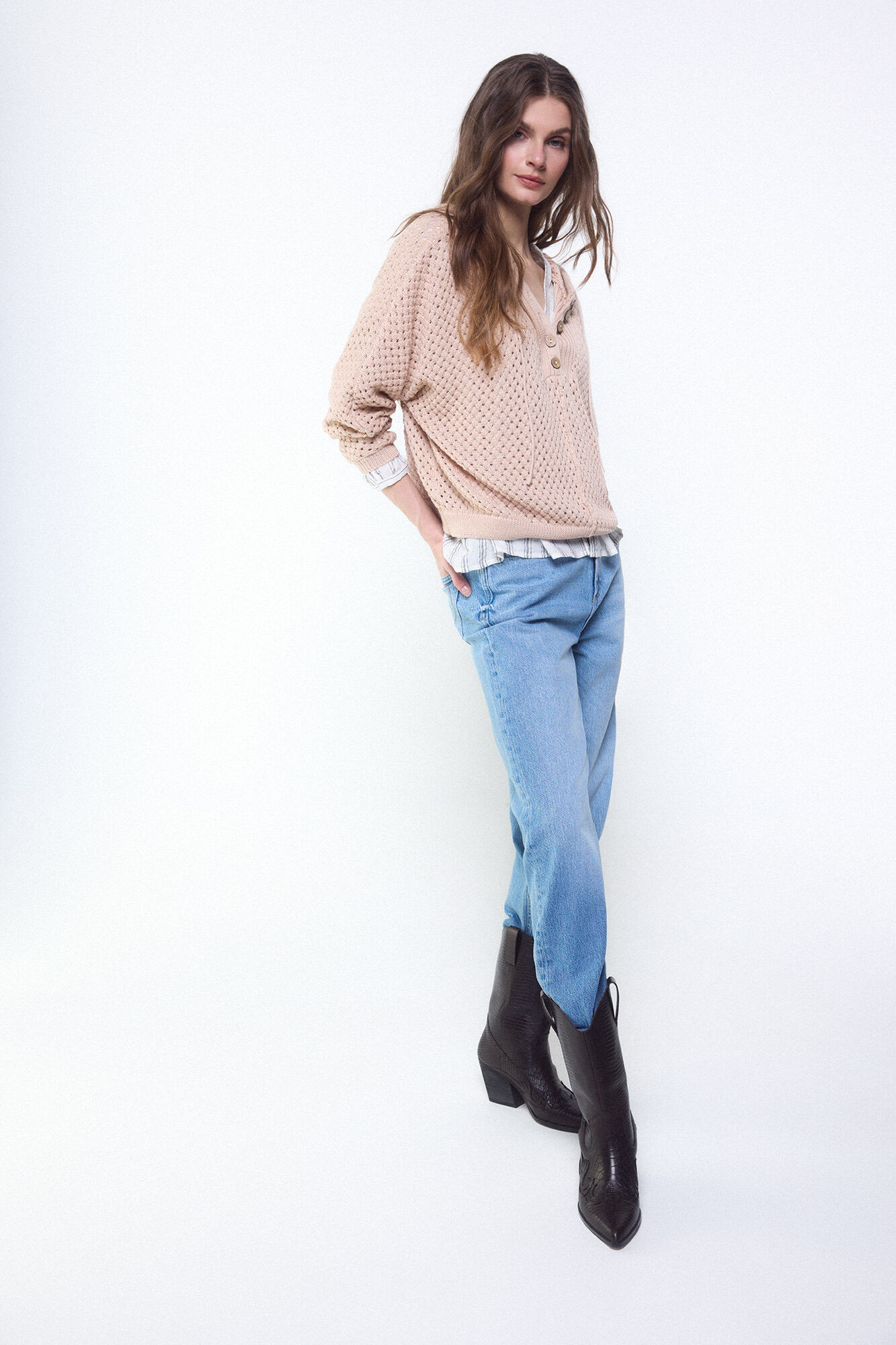 Conjunto de camisola, jeans, bota e blusa