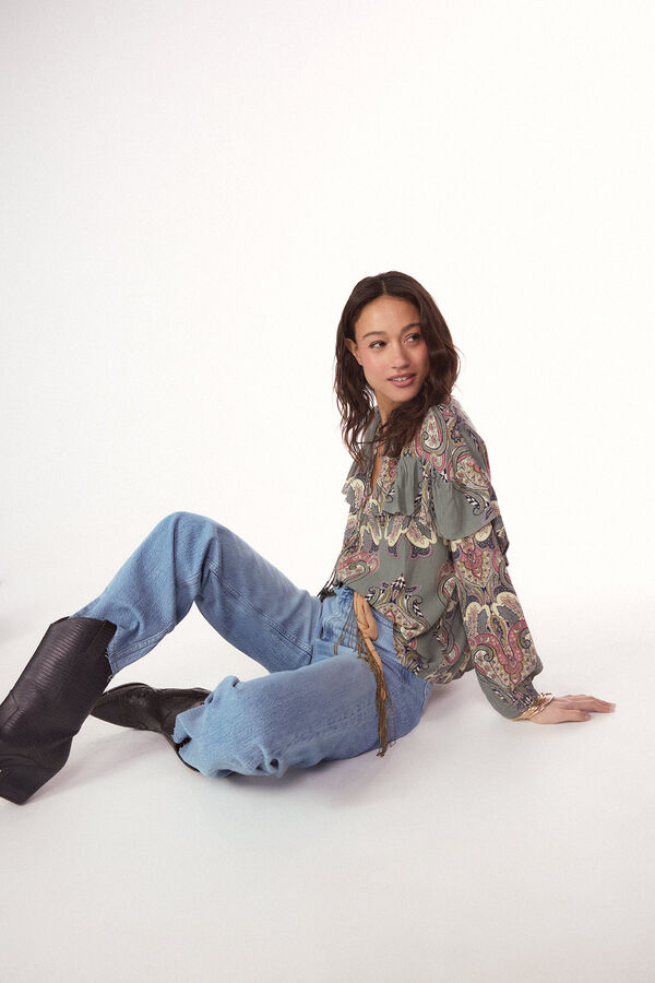 Conjunto de camisola, jeans, bota e blusa