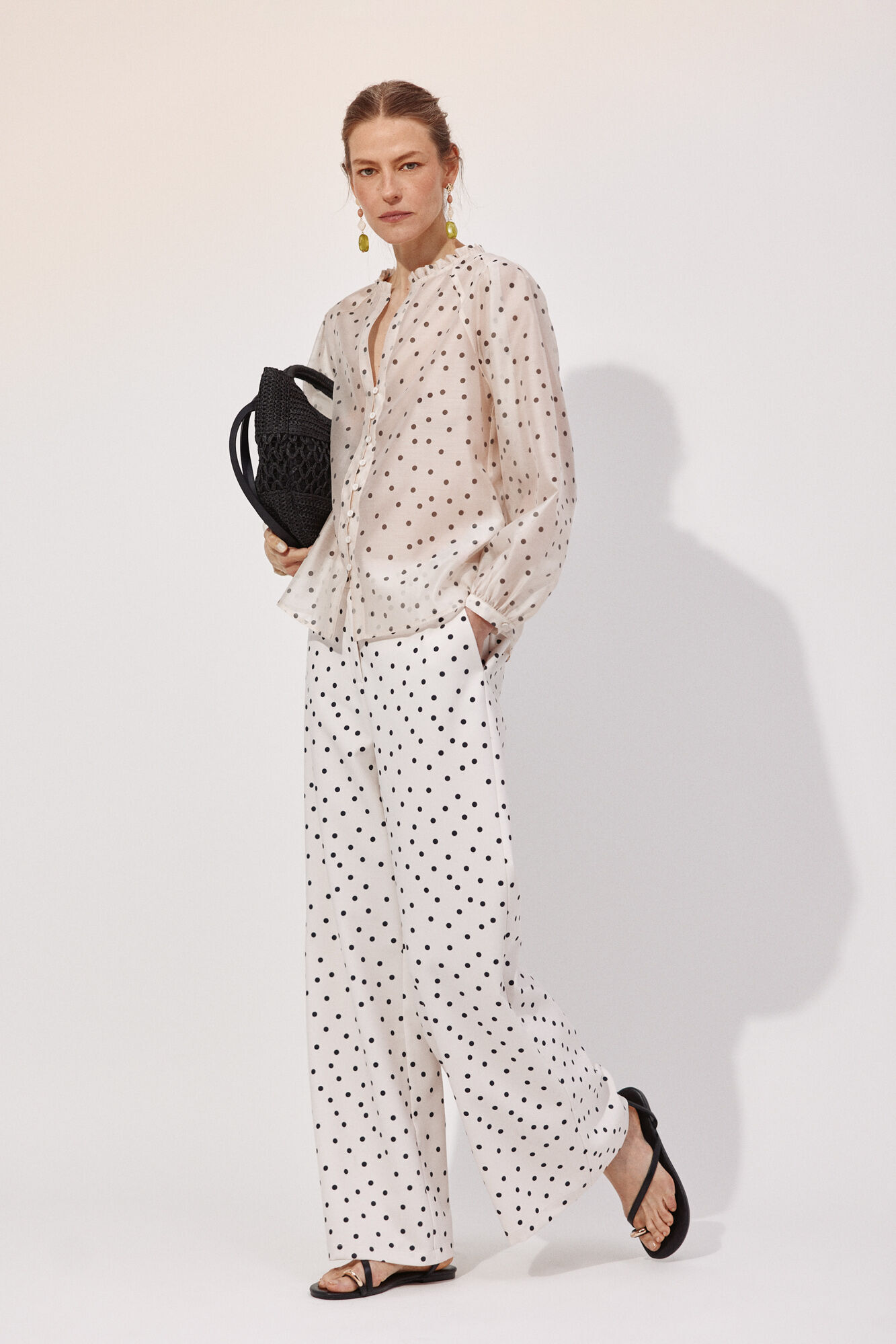 Conjunto de bolinhas, mala e blusa